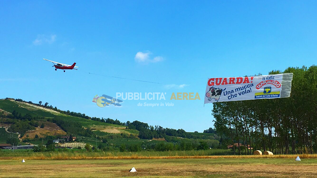 pubblicita aerea in volo per la centrale del latte di torino