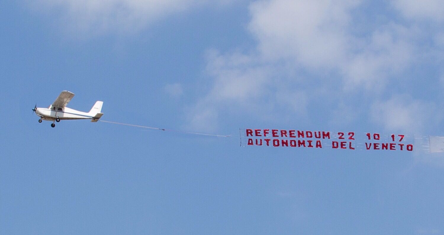 traino striscione pubblicitario per referendum autonomia regione veneto